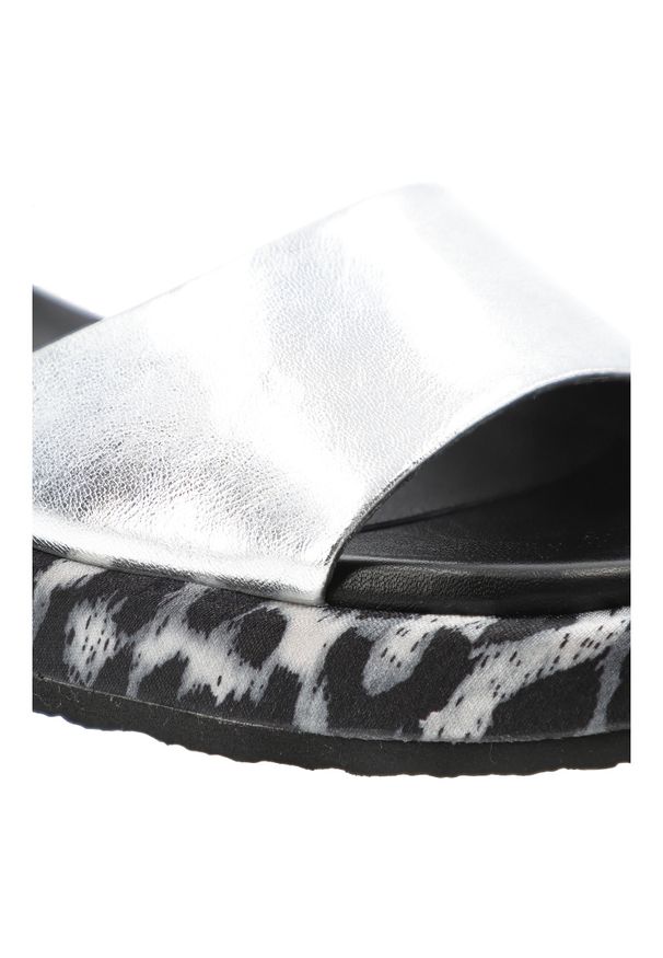 Srebrne Sandały S.Barski Modne Obuwie Damskie. Okazja: na co dzień. Zapięcie: klamry. Kolor: srebrny. Wzór: nadruk. Sezon: lato. Styl: casual