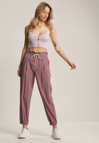 Renee - Ciemnofioletowe Spodnie Nethiphoia. Stan: podwyższony. Kolor: fioletowy. Materiał: bawełna. Długość: długie. Wzór: prążki, aplikacja #1