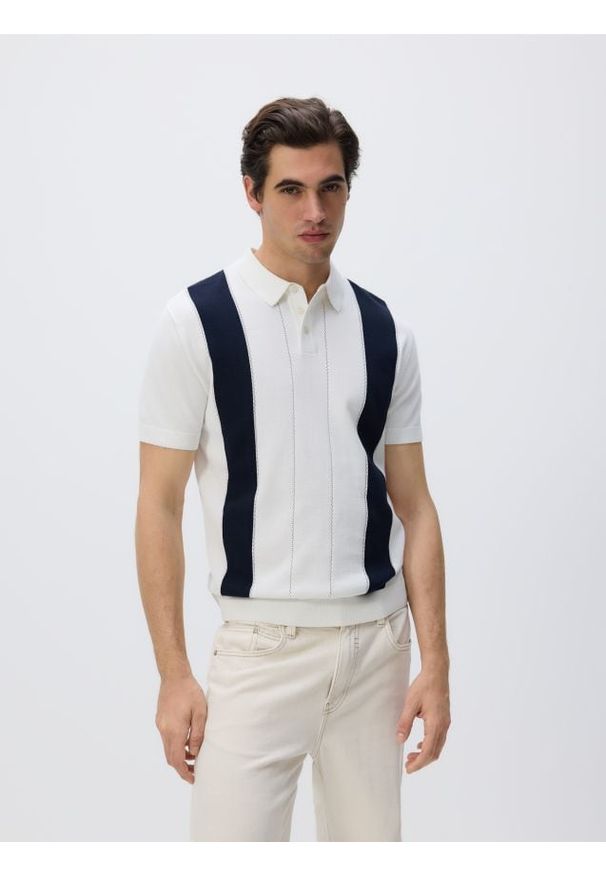 Reserved - Sweter polo w paski - biały. Typ kołnierza: polo. Kolor: biały. Materiał: bawełna, dzianina. Wzór: paski