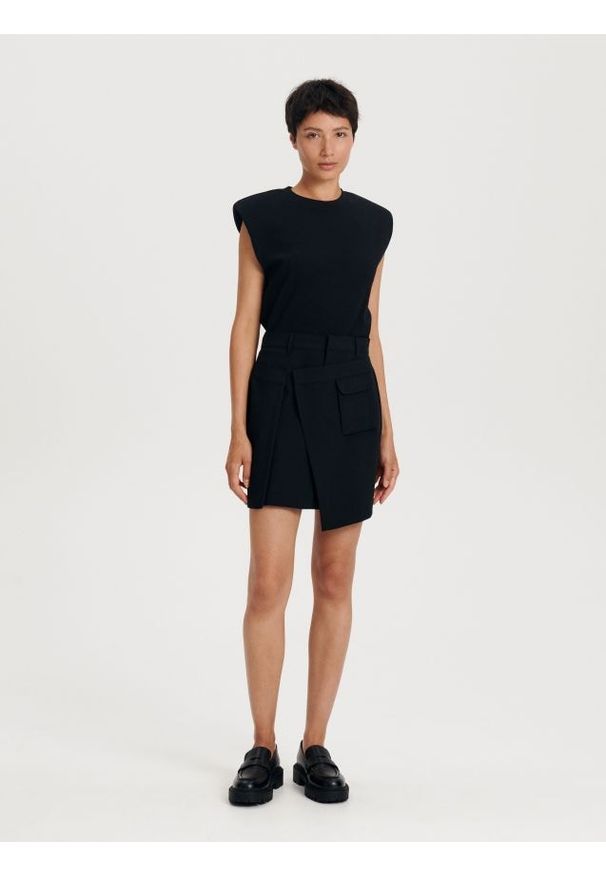 Reserved - Asymetryczna spódnica mini - czarny. Kolor: czarny. Materiał: tkanina, wiskoza. Wzór: gładki