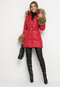 Born2be - Czerwona Pikowana Kurtka z Paskiem i Kapturem Zdobiona Futerkiem Olunelia. Okazja: na co dzień. Kolor: czerwony. Materiał: futro. Wzór: aplikacja. Styl: klasyczny, casual, elegancki #2