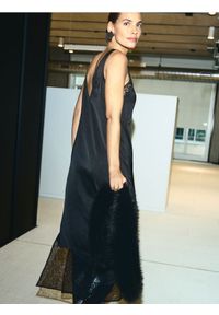 Reserved - Sukienka midi z koronką - czarny. Kolor: czarny. Materiał: koronka. Wzór: koronka. Typ sukienki: proste. Długość: midi #1