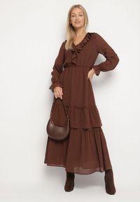 Born2be - Brązowa Siateczkowa Sukienka VICES o Rozkloszowanym Kroju z Falbanami Arevite. Typ kołnierza: dekolt w kształcie V. Kolor: brązowy. Typ sukienki: rozkloszowane. Styl: klasyczny #2