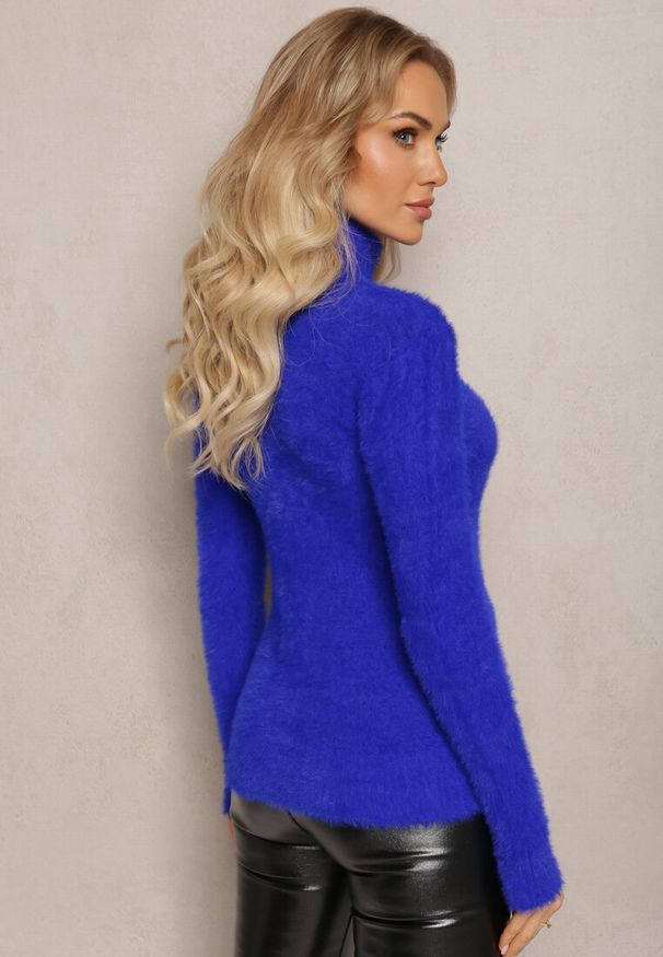 Renee - Granatowy Golf z Dzianiny z Długim Włosem i Dodatkiem Wełny Gerdonna. Typ kołnierza: golf. Kolor: niebieski. Materiał: wełna, dzianina. Długość: długie. Wzór: jednolity. Sezon: zima, jesień