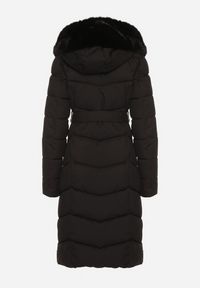 Born2be - Czarna Pikowana Kurtka z Futerkowym Obszyciem i Paskiem Samiria. Okazja: na co dzień, do pracy, na spotkanie biznesowe. Kolor: czarny. Materiał: poliester, dzianina, jeans, futro. Styl: biznesowy, klasyczny, casual #7