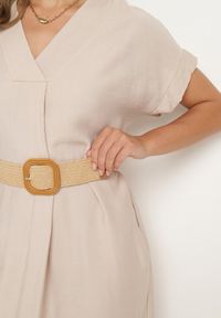 Born2be - Jasnobeżowa Wiskozowa Sukienka z Paskiem Ozdobionym Plecionką i Klamrą Mlevena. Typ kołnierza: dekolt w kształcie V. Kolekcja: plus size. Kolor: beżowy. Materiał: wiskoza. Długość rękawa: krótki rękaw. Wzór: aplikacja. Typ sukienki: dla puszystych. Styl: elegancki #6