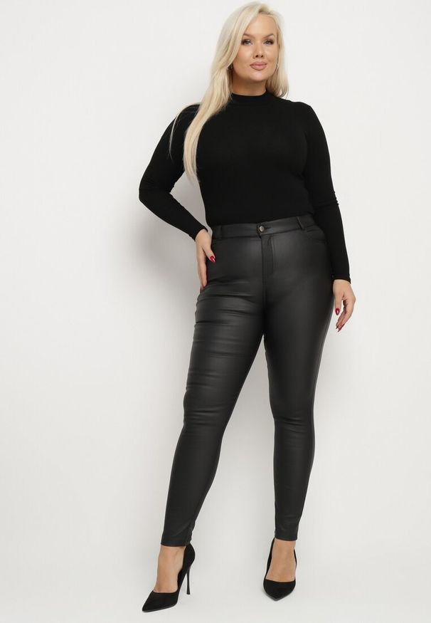 Born2be - Czarne Spodnie Slim z Ekoskóry Emiliara. Okazja: na co dzień. Kolor: czarny. Styl: elegancki, wizytowy, casual