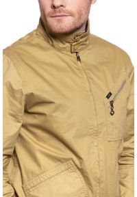 Lee - MĘSKA KURTKA PRZEJŚCIOWA LEE HARRINGTON JACKET SAFARI L86LTOSH. Kolor: żółty #9