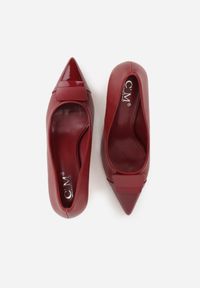 Renee - Czerwone Szpilki z Kwadratową Ozdobą z Przodu Phereshi. Okazja: na co dzień. Kolor: czerwony. Materiał: jeans. Wzór: aplikacja. Obcas: na szpilce. Styl: casual, elegancki #2