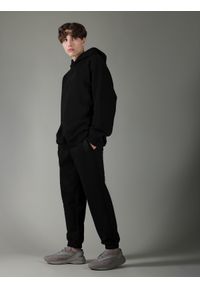 4f - Spodnie dresowe joggery z bawełną organiczną męskie 4F x Robert Lewandowski. Kolor: czarny. Materiał: dresówka, bawełna. Wzór: nadruk