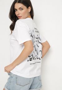 Born2be - Biało-Niebieski Bawełniany T-shirt z Napisami Hallena. Okazja: na co dzień, na spotkanie biznesowe. Kolor: biały. Materiał: bawełna. Wzór: napisy. Styl: biznesowy, klasyczny, elegancki, casual