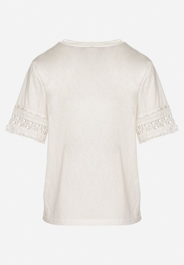 Born2be - Biały T-shirt z Bawełny Ozdobiony Ażurowym Wzorem Valreia. Okazja: na co dzień. Kolor: biały. Materiał: bawełna. Wzór: ażurowy, aplikacja. Styl: casual