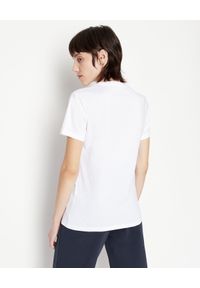 Armani Exchange - ARMANI EXCHANGE - Biały bawełniany T-shirt w serek. Typ kołnierza: dekolt w serek. Kolor: biały. Materiał: bawełna. Wzór: aplikacja