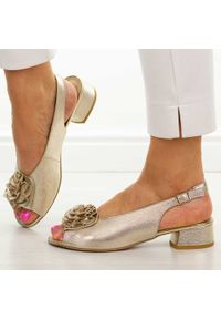 DEONI - Złote S skórzane Polskie sandały damskie Deoni D501. Okazja: na co dzień, na spacer. Kolor: złoty. Materiał: skóra. Wzór: kwiaty. Sezon: wiosna, lato. Obcas: na obcasie. Styl: wizytowy, casual, klasyczny, elegancki. Wysokość obcasa: niski #1