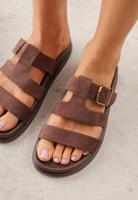 Born2be - Brązowe Klapki z Geometryczną Cholewką i Klamrą z Boku Endrita. Okazja: na co dzień. Kolor: brązowy. Wzór: geometria. Styl: casual, klasyczny #3