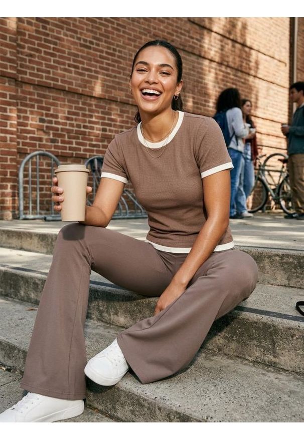 Sinsay - Prążkowana koszulka basic z kontrastową lamówką i domieszką wiskozy - brązowy. Kolor: brązowy. Materiał: prążkowany, wiskoza