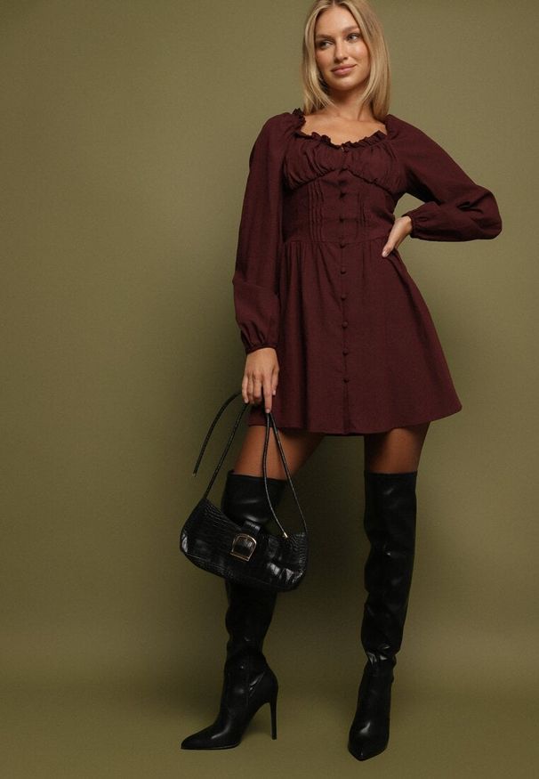 Born2be - Brązowa Sukienka Hiszpanka Vices z Gorsetową Talią i Bufiastymi Rękawami Resana. Okazja: na co dzień. Typ kołnierza: dekolt gorset, dekolt hiszpanka. Kolor: brązowy. Materiał: bawełna. Typ sukienki: gorsetowe. Styl: casual