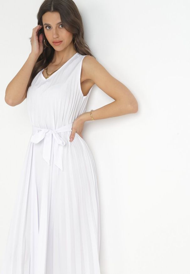 Born2be - Biała Plisowana Sukienka Midi z Rozkloszowanym Dołem i Materiałowym Paskiem Katinka. Kolor: biały. Materiał: materiał. Długość: midi