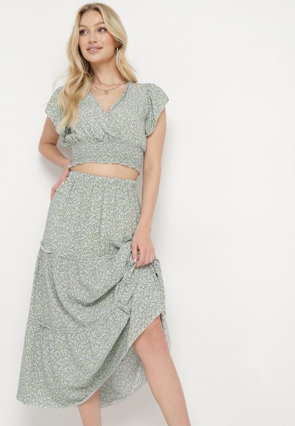 Born2be - Jasnozielony Bawełniany Komplet Bluzka z Kopertowym Dekoltem i Rozkloszowaną Spódnicą Myxia. Kolor: zielony. Materiał: bawełna
