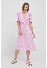 Y.A.S sukienka kolor różowy midi rozkloszowana. Kolor: różowy. Materiał: tkanina, materiał, wiskoza. Typ sukienki: rozkloszowane. Długość: midi