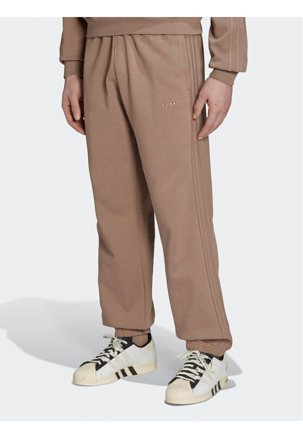 Adidas - adidas Spodnie dresowe Reveal Essentials HK2727 Brązowy Regular Fit. Kolor: brązowy. Materiał: bawełna