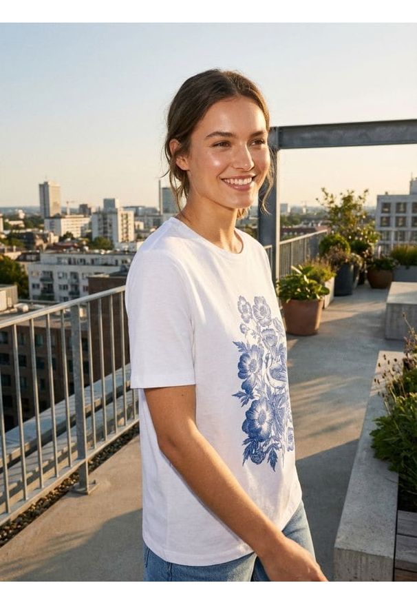 Sinsay - Bawełniana koszulka z nadrukiem kwiatowym - biały. Kolor: biały. Materiał: bawełna. Wzór: nadruk, kwiaty