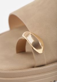 Renee - Ciemnobeżowe Klapki Japonki Ozdobione Aplikacją na Palcu Noevianna. Okazja: na spacer, na co dzień. Kolor: beżowy. Materiał: jeans. Wzór: aplikacja. Sezon: wiosna, lato. Styl: casual #5