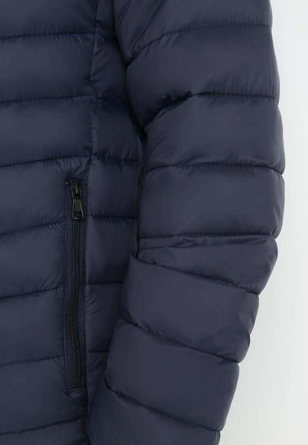 Born2be - Granatowa Kurtka Pikowana z Kapturem Minae. Okazja: na co dzień. Typ kołnierza: kaptur. Kolekcja: plus size. Kolor: niebieski. Materiał: jeans, materiał. Długość rękawa: długi rękaw. Długość: długie. Styl: casual