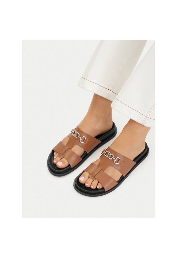 Klapki Nine West. Kolor: brązowy