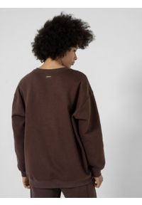 outhorn - Bluza oversize z haftem damska - brązowa. Okazja: na co dzień. Typ kołnierza: dekolt w kształcie V, bez kaptura. Kolor: brązowy. Materiał: dzianina, poliester, dresówka, bawełna. Wzór: haft. Styl: casual #9