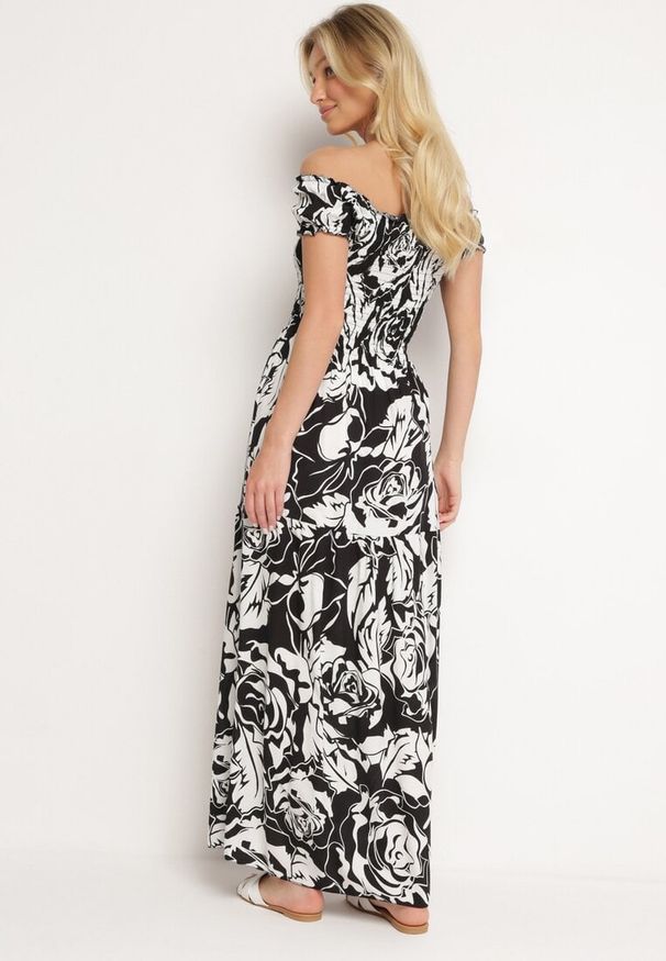 Born2be - Czarno-Biała Rozkloszowana Sukienka z Wiskozy Typu Hiszpanka z Marszczonym Dekoltem Daleri. Typ kołnierza: dekolt hiszpanka. Kolor: czarny. Materiał: wiskoza. Długość rękawa: krótki rękaw. Wzór: kwiaty. Sezon: lato. Styl: klasyczny, elegancki