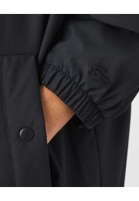 Lacoste - LACOSTE - Parka z kontrastowym logo Unisex Fit. Kolor: czarny. Materiał: tkanina. Wzór: gładki, nadruk. Styl: klasyczny