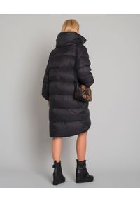 MALIPARMI - Czarny puchowy płaszcz oversize. Okazja: na spacer. Kolor: czarny. Materiał: puch. Długość: do kolan. Sezon: zima #4