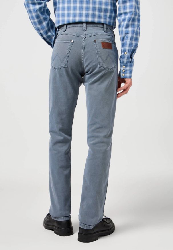 Wrangler - WRANGLER MĘSKIE SPODNIE JEANSOWE GREENSBORO DUSTY BLUE 112362404