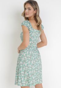 Born2be - Zielona Taliowana Sukienka z Troczkiem przy Dekolcie w Kwiaty Danner. Typ kołnierza: kołnierz z falbankami. Kolor: zielony. Wzór: kwiaty #4