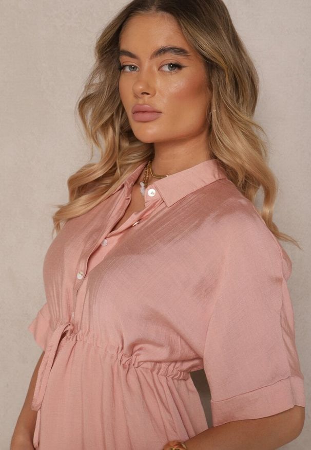 Renee - Różowa Wiskozowa Sukienka o Koszulowym Kroju z Wiązaniem w Talii Nanovias. Okazja: do pracy, na co dzień. Typ kołnierza: kołnierzyk klasyczny. Kolor: różowy. Materiał: wiskoza. Długość rękawa: krótki rękaw. Typ sukienki: koszulowe. Styl: klasyczny, casual, elegancki