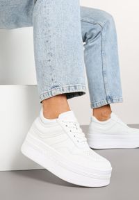 Born2be - Białe Sznurowane Sneakersy Vices na Grubej Podeszwie Ozdobiona Napisem Annalira. Okazja: na co dzień. Zapięcie: sznurówki. Kolor: biały. Materiał: jeans. Wzór: aplikacja, napisy. Obcas: na obcasie. Wysokość obcasa: niski #2