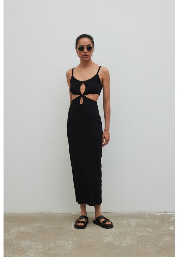 Marsala - Sukienka z ozdobnymi wycięciami w kolorze BLACK - VENDA MAXI-XS/S. Materiał: materiał, bawełna, elastan, dzianina, prążkowany. Długość rękawa: na ramiączkach. Sezon: lato. Styl: wakacyjny. Długość: maxi