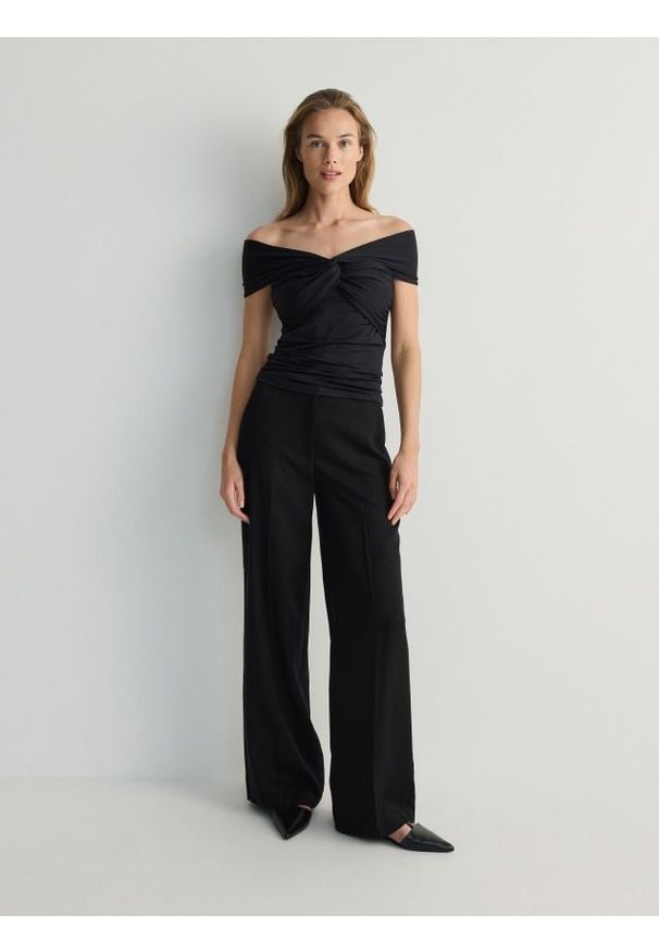 Reserved - Szerokie spodnie z lyocellu - czarny. Kolor: czarny. Materiał: tkanina. Wzór: gładki