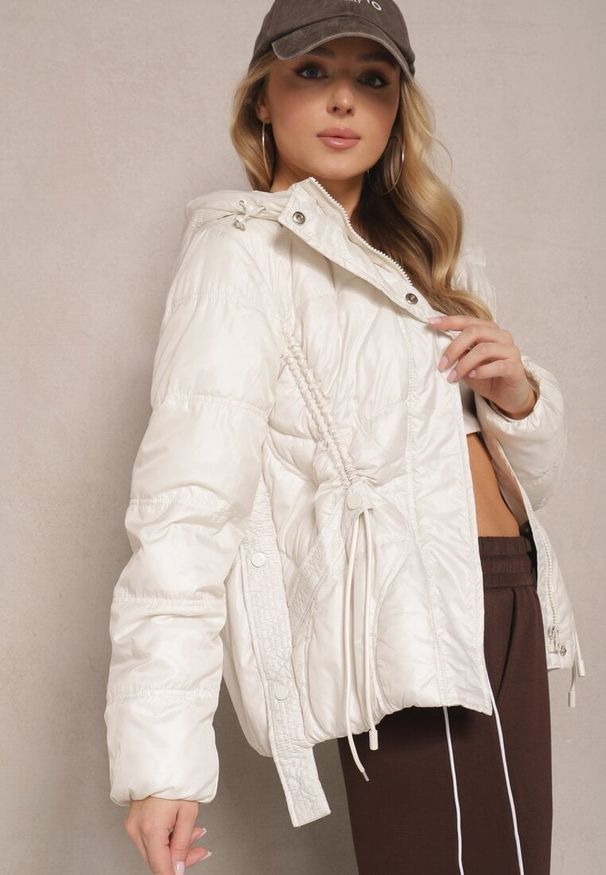 Renee - Biała Kurtka z Kapturem Sznurkami i Ozdobnymi Przeszyciami Karedia. Okazja: na co dzień. Typ kołnierza: kaptur. Kolor: biały. Materiał: jeans. Styl: sportowy, casual