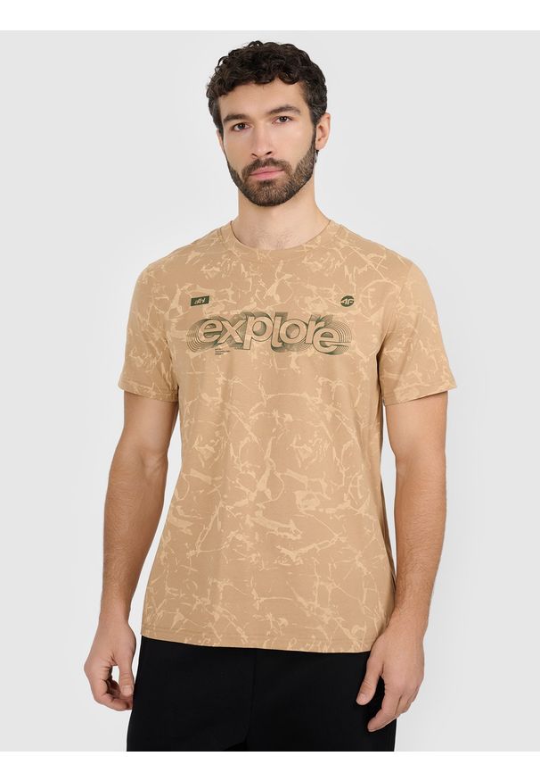 4f - 4F T-shirt regular z nadrukiem męski - beżowy XL. Okazja: na co dzień. Kolor: beżowy. Materiał: dzianina, bawełna. Długość rękawa: krótki rękaw. Długość: krótkie. Wzór: nadruk. Styl: casual