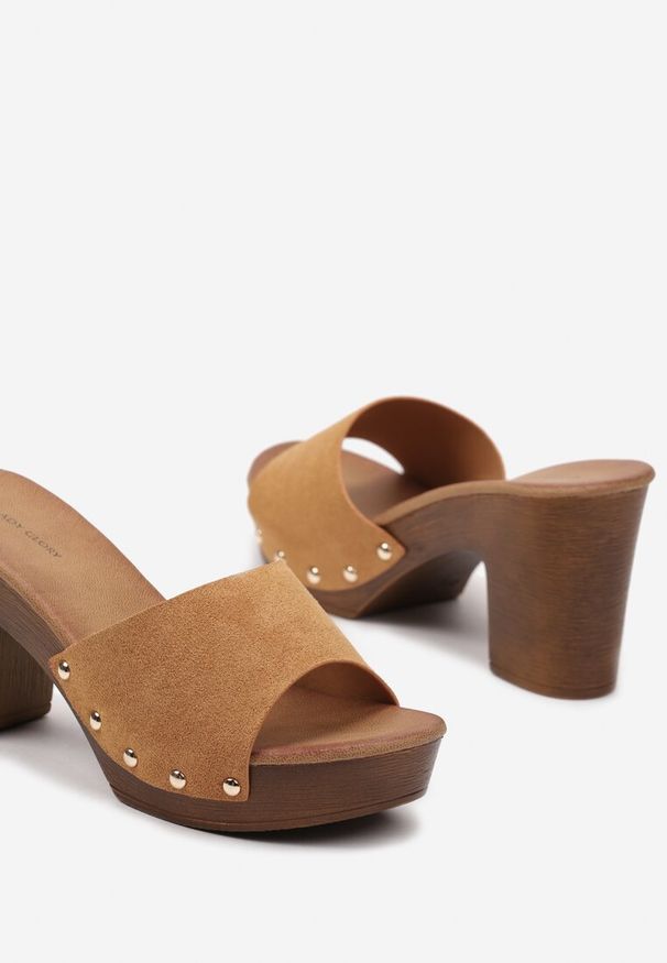 Renee - Brązowe Klapki Typu Drewniaki z Szerokim Paskiem z Nitami i Słupkiem Moallba. Okazja: na co dzień. Kolor: brązowy. Materiał: jeans, len. Sezon: lato. Obcas: na słupku. Styl: elegancki, casual. Wysokość obcasa: średni