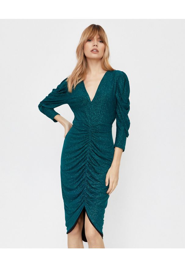 THECADESS - Błyszcząca zielona sukienka Alicante. Kolor: zielony. Materiał: materiał. Typ sukienki: wyszczuplające, kopertowe. Długość: midi