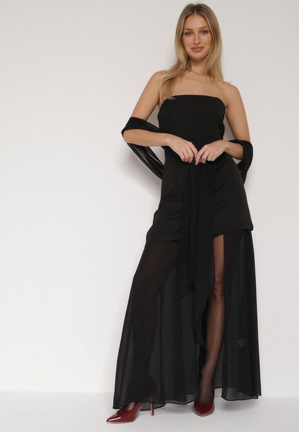 Born2be - Czarna Koktajlowa Sukienka z Odkrytymi Ramionami i Dodatkowym Szalem Krynaya. Okazja: na imprezę. Kolor: czarny. Długość rękawa: na ramiączkach. Typ sukienki: z odkrytymi ramionami. Styl: wizytowy