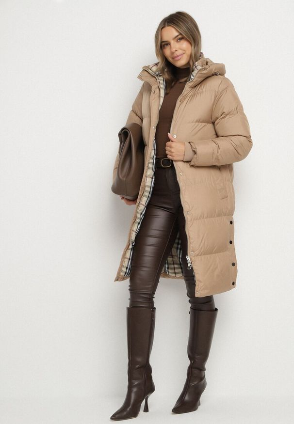 Born2be - Ciemnobeżowa Długa Kurtka Pikowana z Kapturem Genama. Okazja: na co dzień, na spacer. Typ kołnierza: kaptur. Kolor: beżowy. Materiał: poliester, dzianina, jeans. Długość: długie. Styl: casual, klasyczny