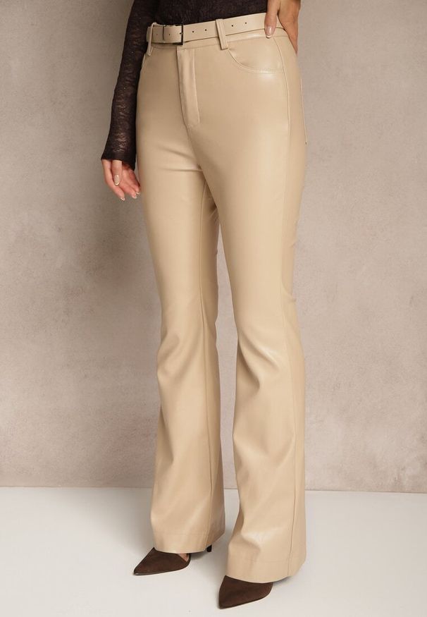 Renee - Beżowe Spodnie Flare z Imitacji Skóry Vebria. Okazja: na co dzień. Kolor: beżowy. Materiał: skóra. Styl: casual, elegancki