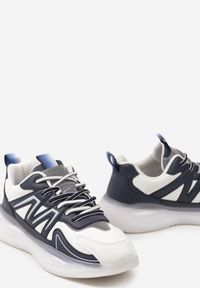 Born2be - Białe Płaskie Buty Sportowe Sneakersy z Geometrycznym Wzorem Redela. Okazja: na co dzień. Zapięcie: sznurówki. Kolor: biały. Materiał: jeans. Wzór: geometria. Obcas: na obcasie. Wysokość obcasa: niski #3