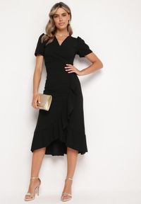 Born2be - Czarna Sukienka Taliowana z Kopertowym Dekoltem i Falbanką Tatania. Okazja: na co dzień. Kolor: czarny. Długość rękawa: krótki rękaw. Typ sukienki: kopertowe. Styl: casual, elegancki, klasyczny #3