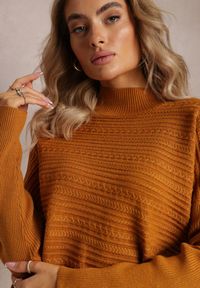 Renee - Jasnobrązowy Asymetryczny Sweter z Wełną Ozdobiony Tłoczeniem Aurorrsa. Kolor: brązowy. Materiał: wełna. Wzór: aplikacja #4