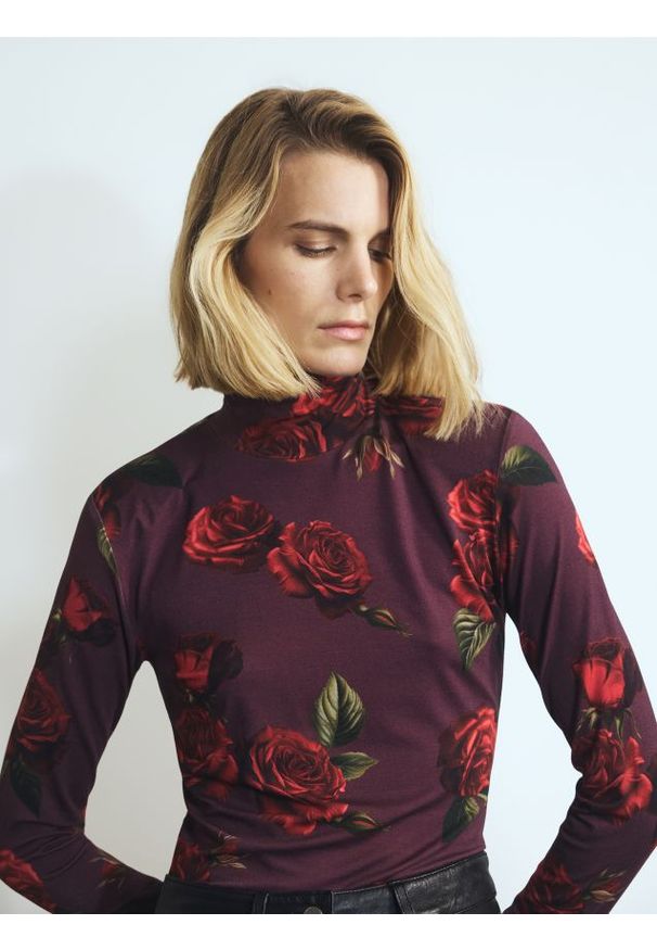 Reserved - Bluzka w róże - ciemnofioletowy. Kolor: fioletowy. Materiał: wiskoza, tkanina